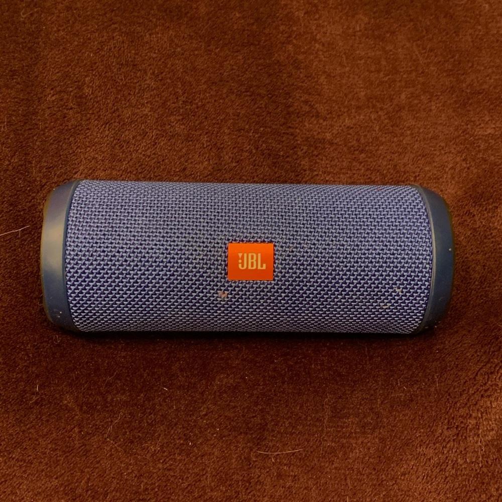 blue JBL flip 3